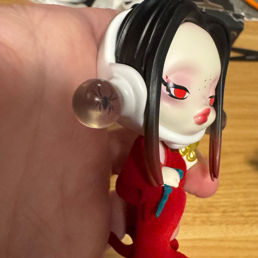 Skullpanda Addams Family Figurine - red morticia - Picture 3 of 7